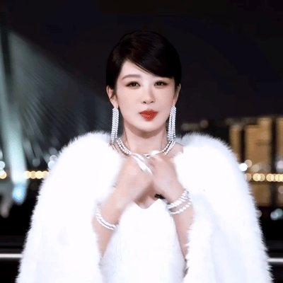 杨紫直播杨紫今晚直播活动图，已被美晕！🍇还专门穿了环保貂毛