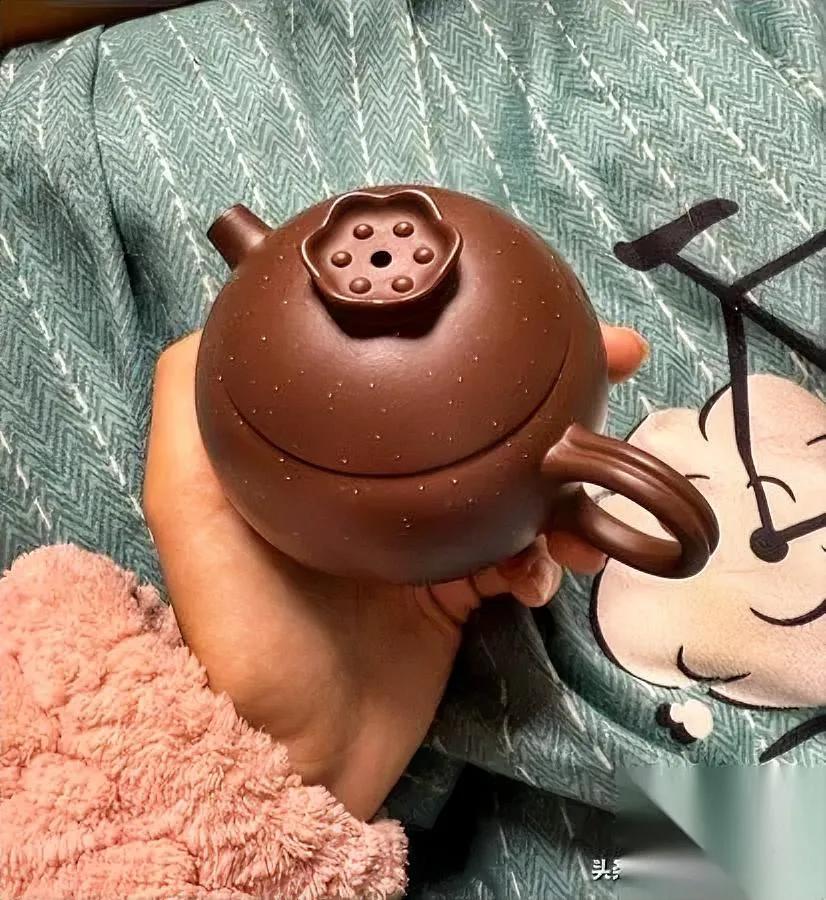 我昨晚蹲李亚鹏直播间，

就为抢把小手绘壶。

结果今早刚拆封，隔壁大姐一句“三