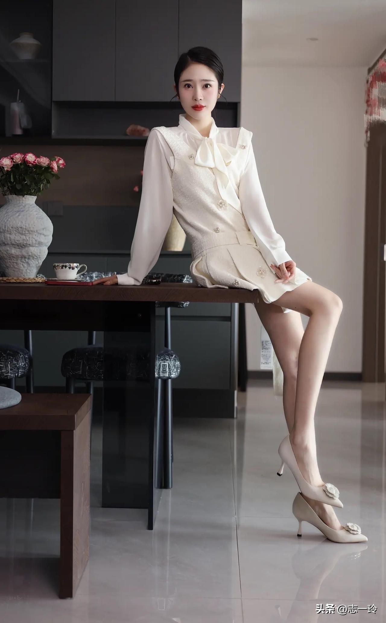 优雅白裙，甜美少女心，尽显时尚魅力！🌸👗💃