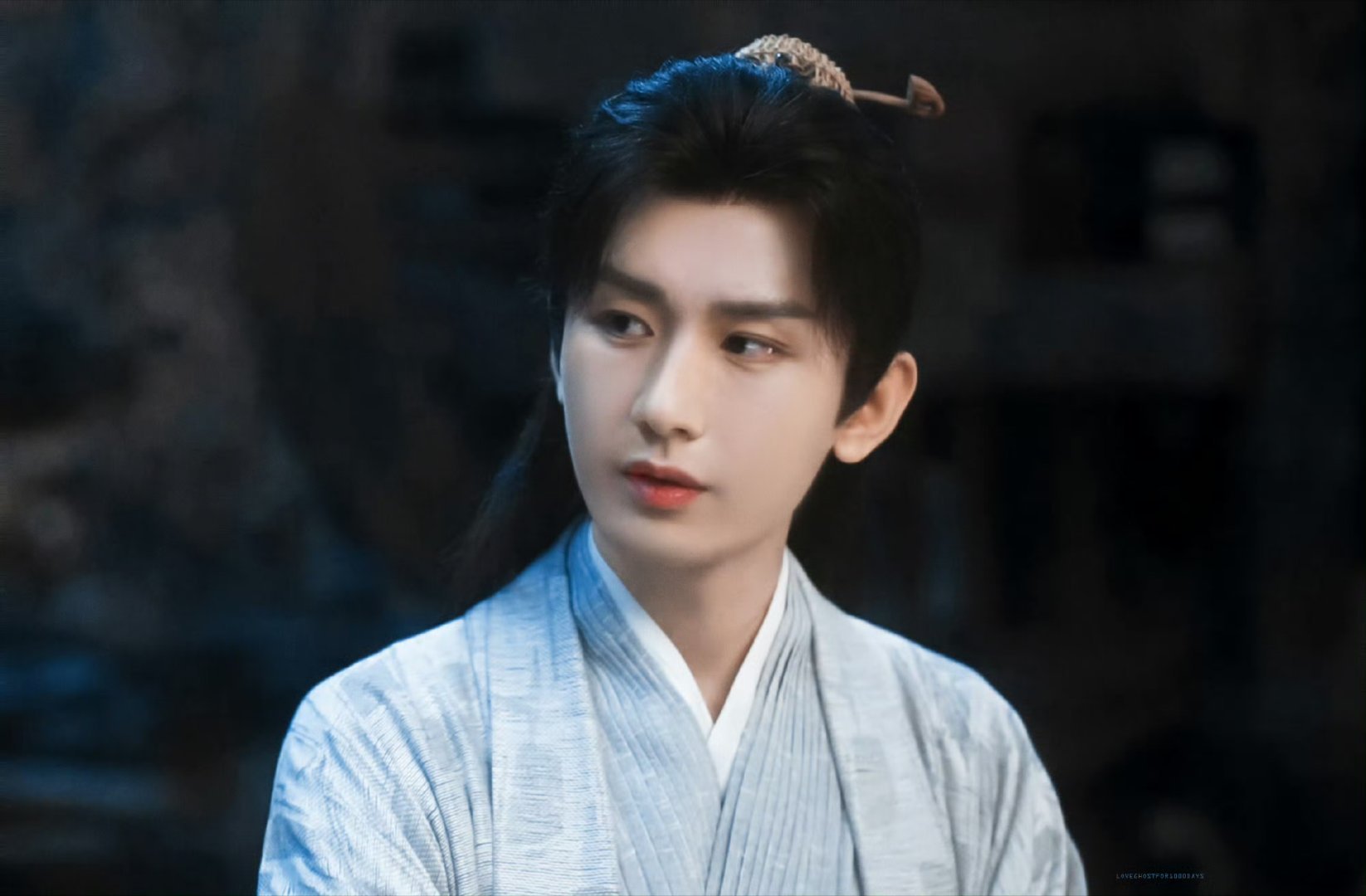不炒作、少综艺，专注拍戏拓宽戏路。始终以演员本分要求自己，靠实力说话，把所有精力