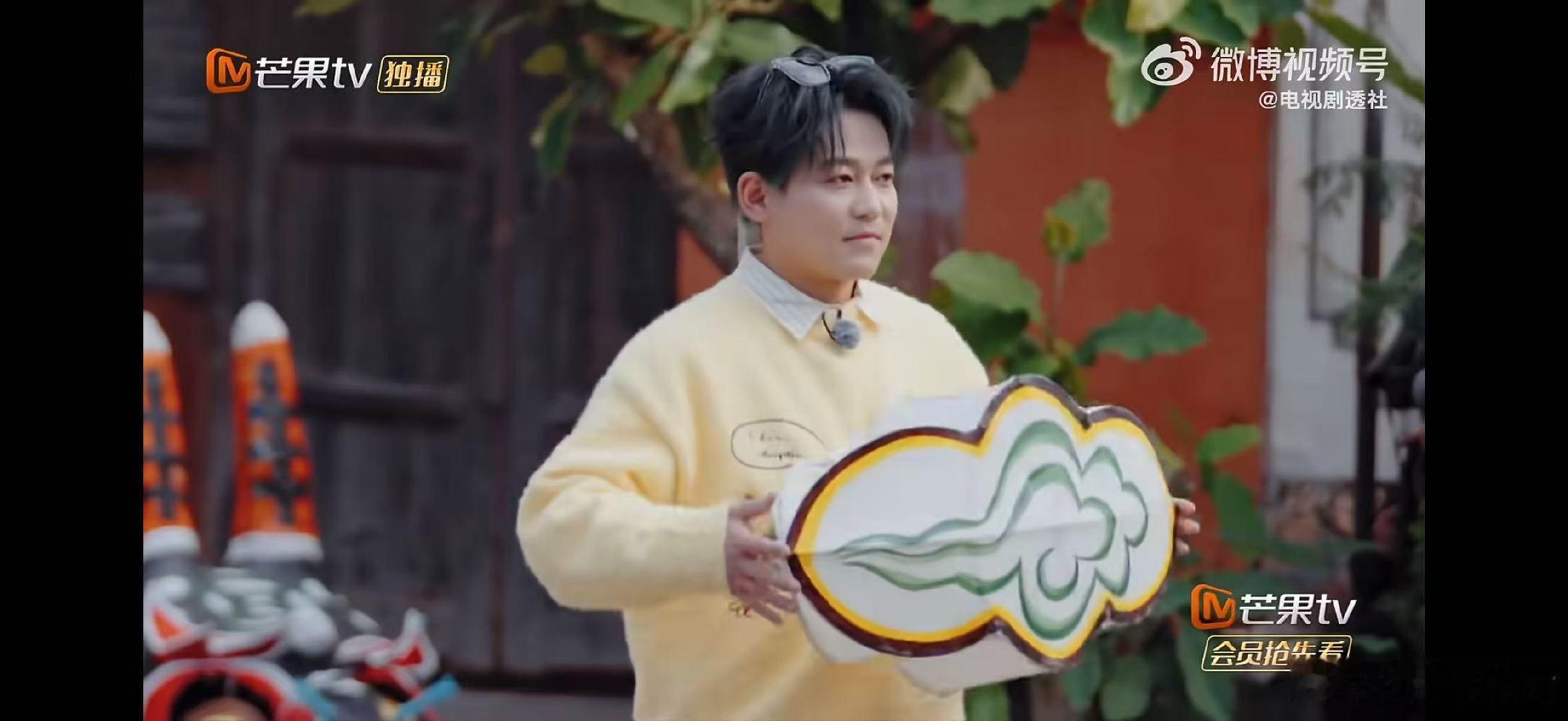 苏醒 我的猫步很曼妙快乐老友记醒猫猫提着云彩灯笼，猫步摇曳生姿，灯笼晃悠衣角轻飘