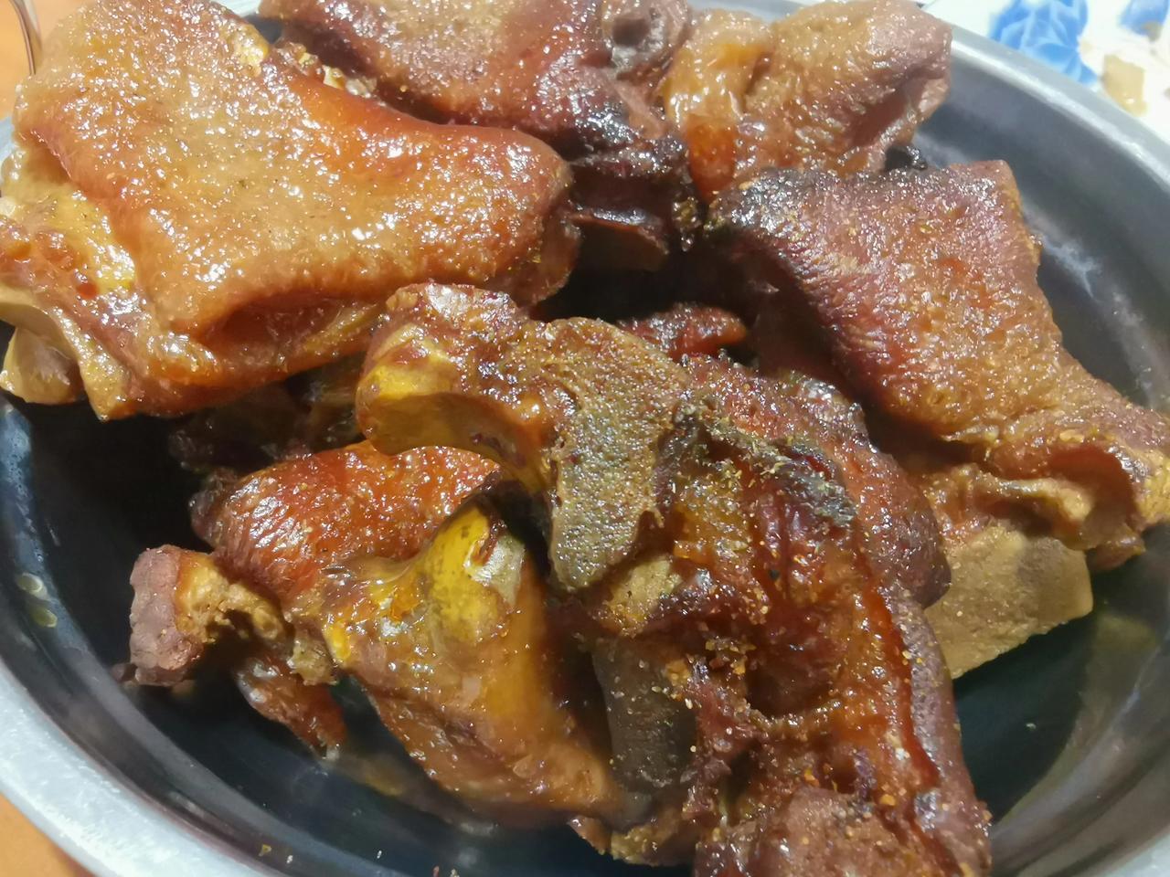 今日份晚餐，红烧脆皮猪脚，油焖大虾，丝瓜汤，每天喊减肥，但是一到饭点还是忍不住，