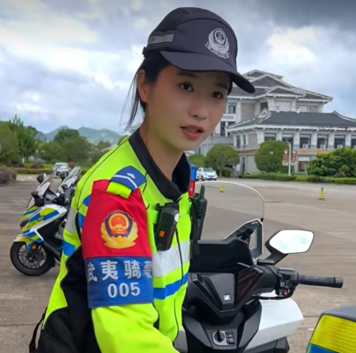 女子铁骑辅警的核心优势在于‌柔性执法化解矛盾！

女性特有的耐心与亲和力，擅长以