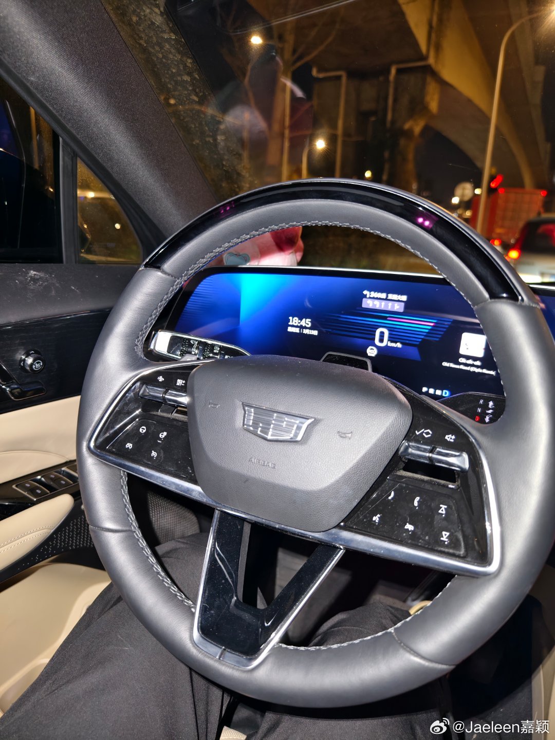 到家楼下了，把车停在路边，懒得动，不愿上楼，坐在车里耗着，感觉跟个中登一样 