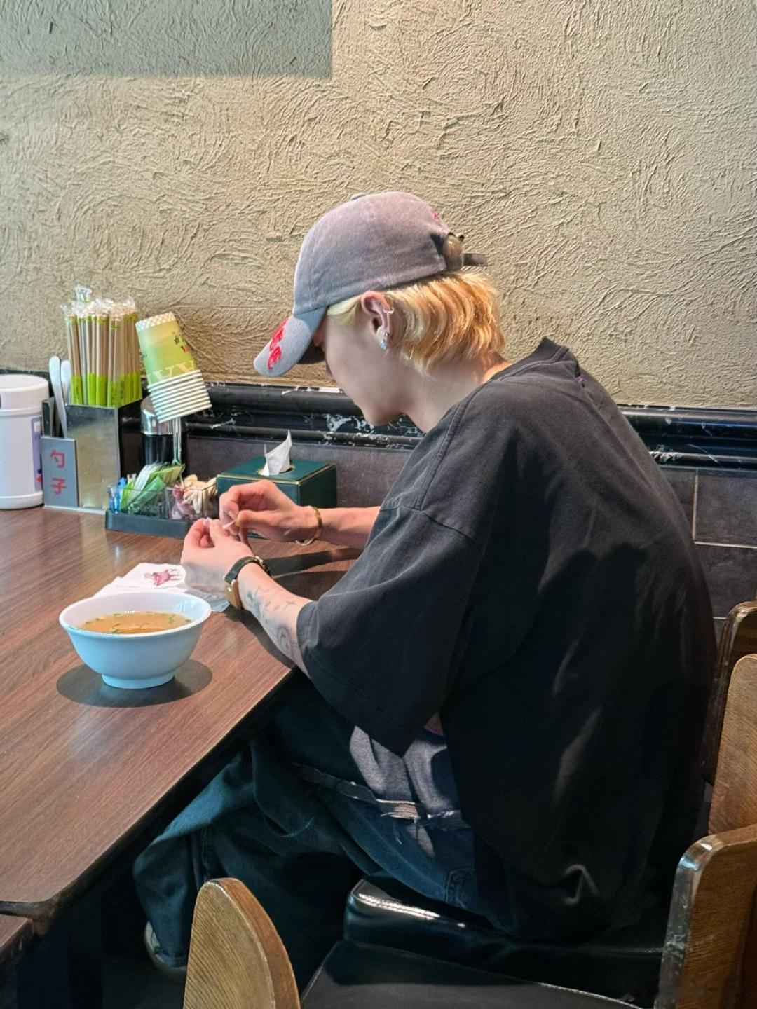 偶遇鹿晗扒蒜吃面偶遇鹿晗剥蒜吃面 在面馆看到鹿晗在剥蒜，“吃面不吃蒜，香味少一半