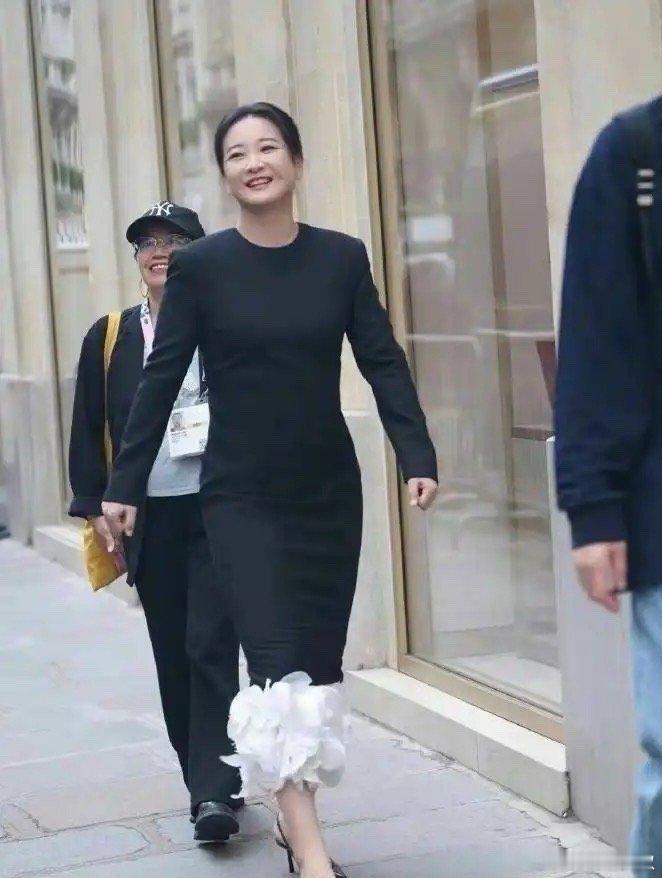 贾玲是真励志啊，瘦身之后完全变成了一个美女明星，这苗条身材看来是不可能回去当喜剧