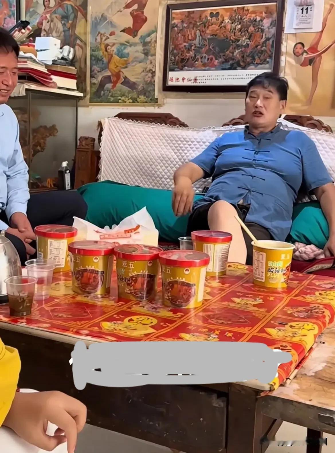 大衣哥，不服不行，部长级的坐姿！