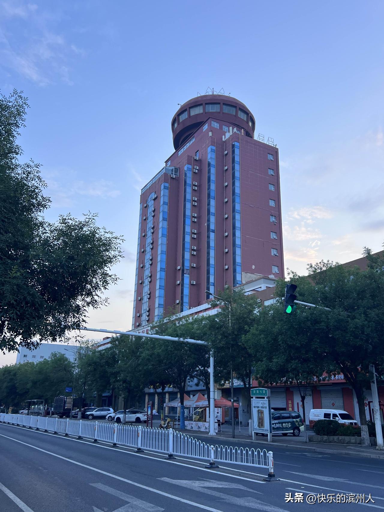 曾经很风光的山东滨州运乾大酒店，古今孤零零的立在这里，上面的旋转餐厅也不营业了！