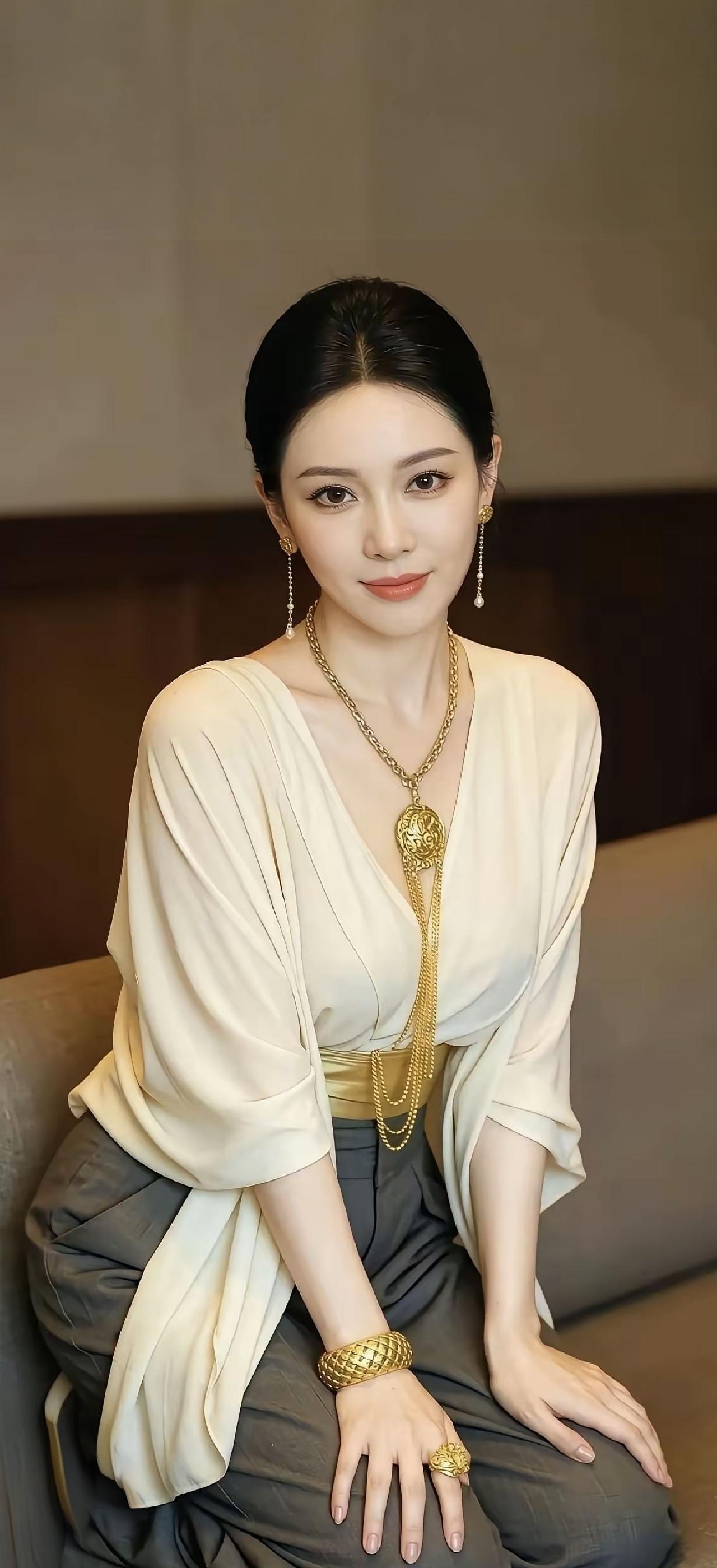 这美女穿着真有气质，配饰也好看！