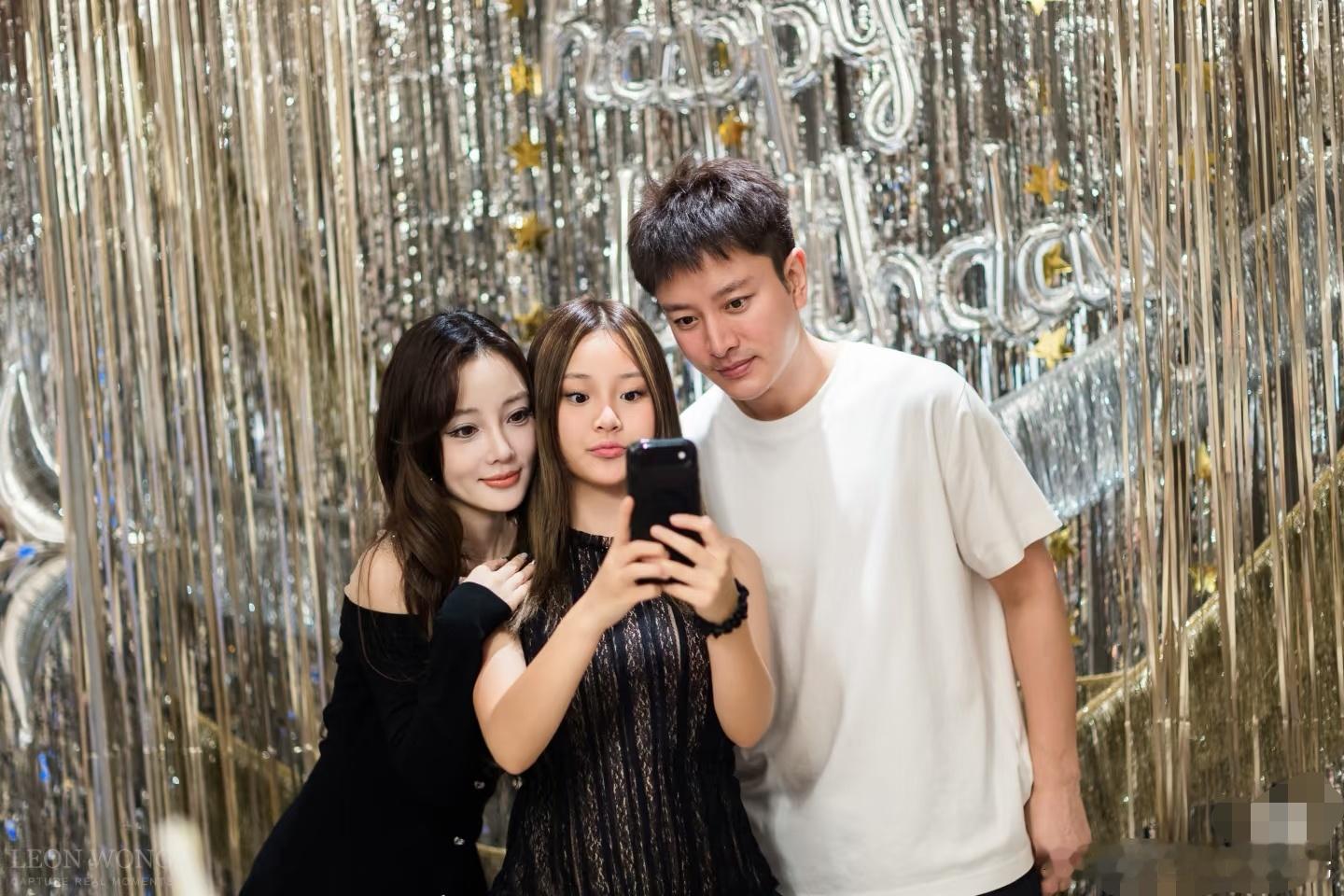 甜馨爸妈为她庆14岁生日甜馨爸妈同框为她庆14岁生日 甜馨14岁了，妈妈和爸爸贾