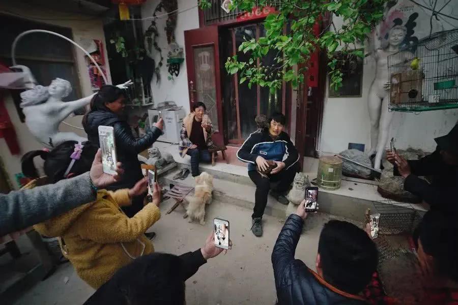大衣哥常年居住农村小院，为何总被传出拥有豪宅？
 明明常年扎根朱楼村，居住在自家