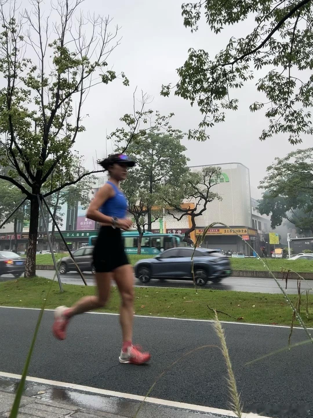 细雨蒙蒙的早上，魏女士和陈女士都觉得：这么好的跑步天气，不可以错过。于是约好了一