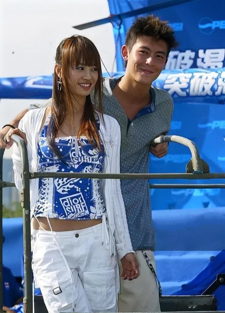 2004年的香港，陈冠希和一女子同框，当年二人皆为24岁。镜头里，女子一身蓝白配