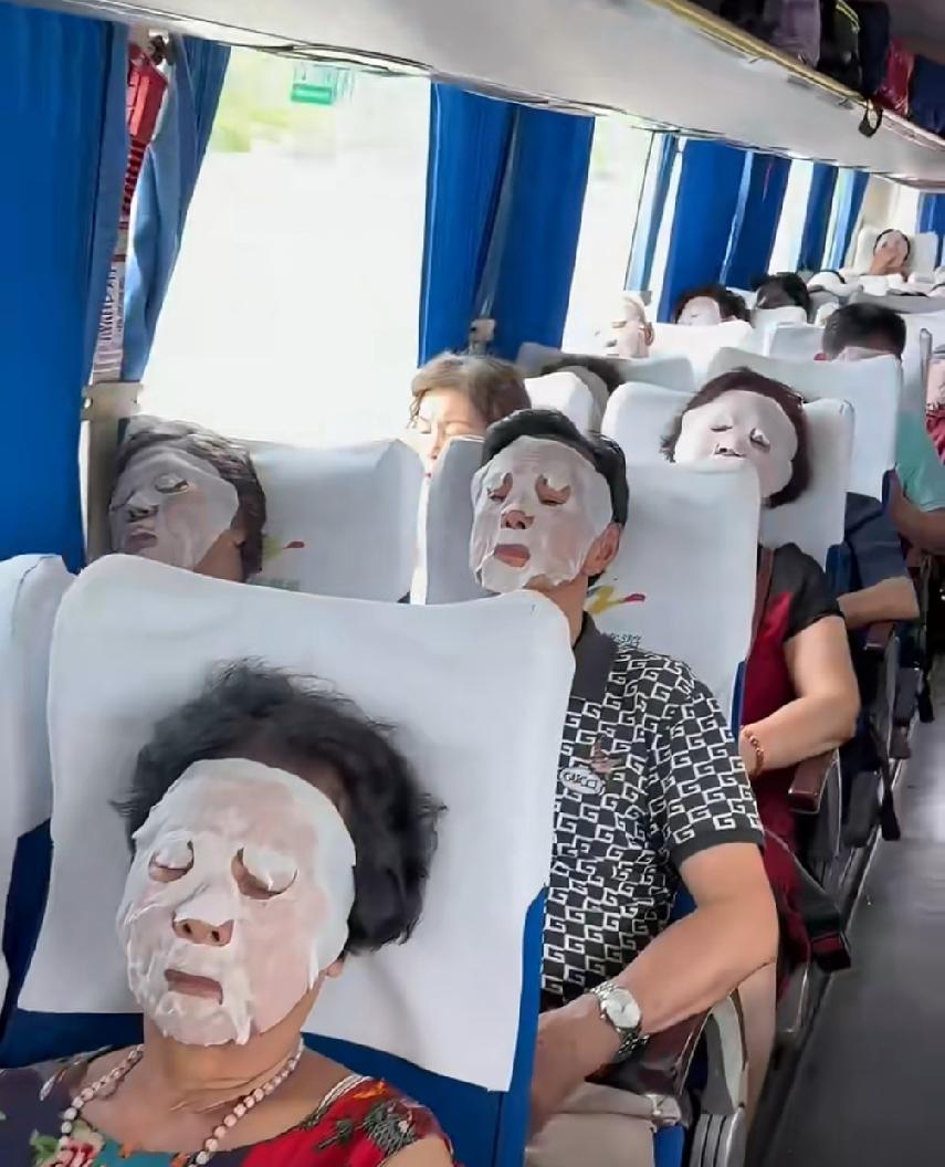 一老年旅游团的大巴内，导游突发奇想，等这些中老年游客上车后，给他们每人分发一张面