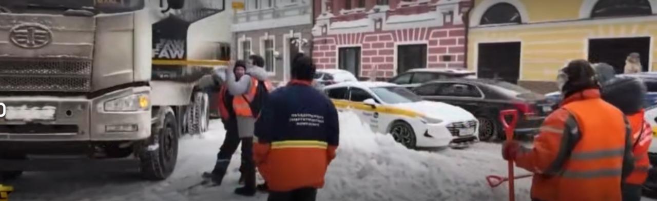俄罗斯首都莫斯科遭遇强降雪天气，城市被皑皑白雪覆盖，红场等标志性建筑银装素裹。为