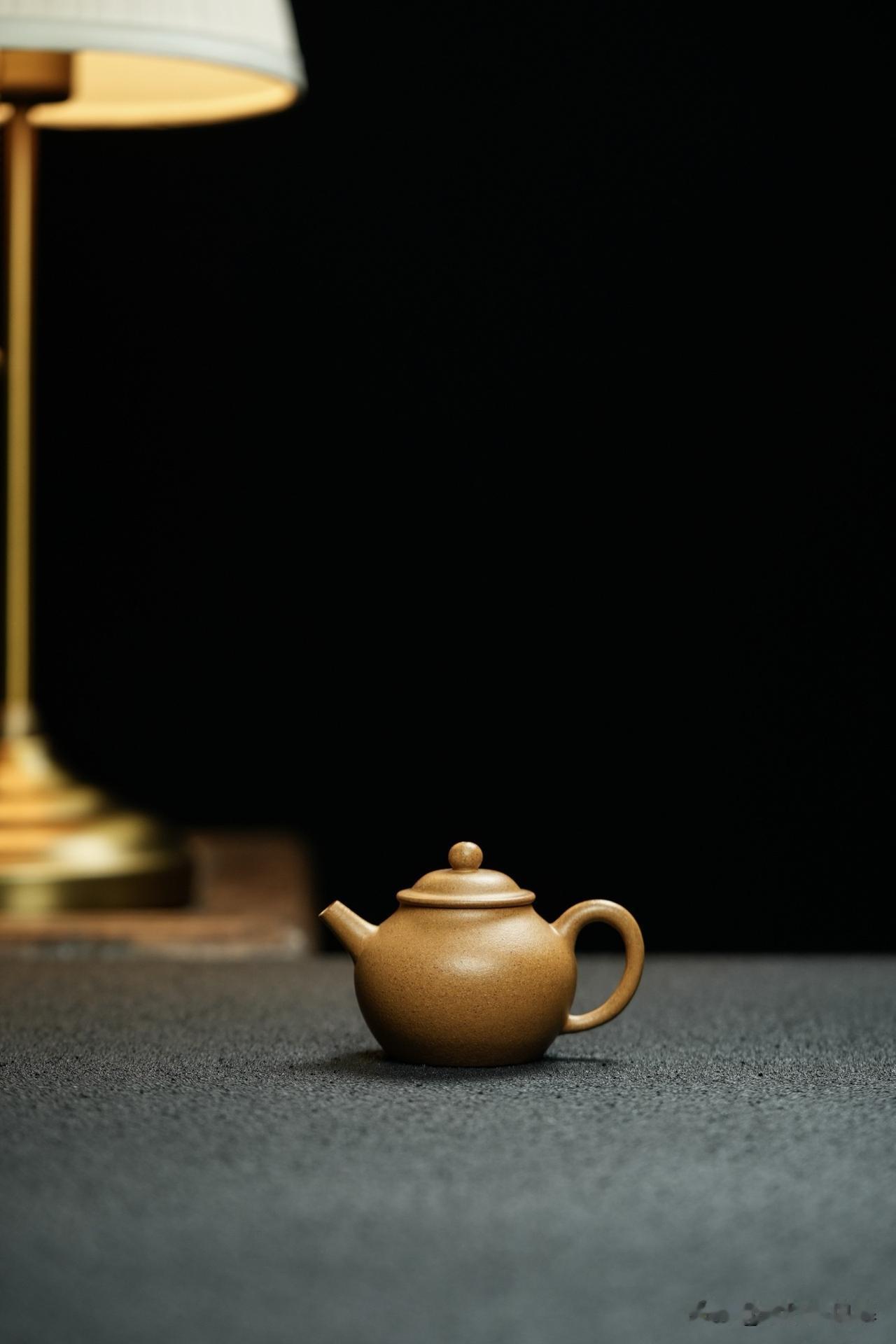 茶水间偶遇：三百块的壶也能养出感情
人物：
老周（部门主管，喝茶十几年）
小杨（