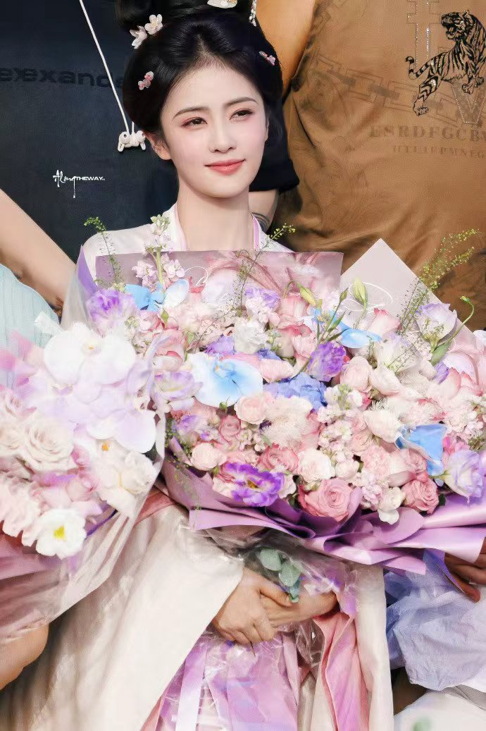 白鹿叶璃捧花杀青照白鹿莫离已杀青 白鹿叶璃捧花杀青照，白鹿莫离已杀青，杀青快乐期