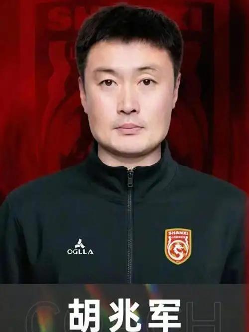 胡兆军那套专业战术，到了永州队这帮业余球员脚下全成了拖累，两轮丢5球垫底。黄楚儒