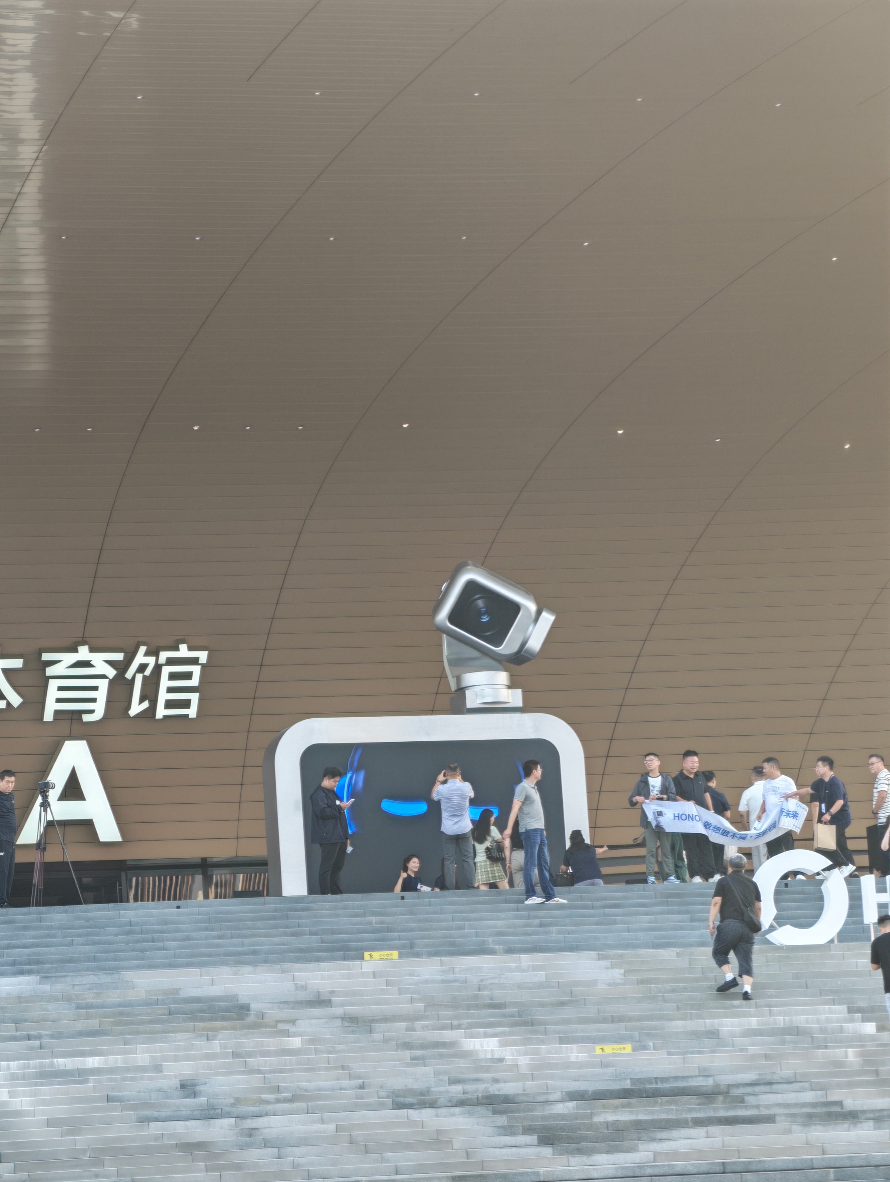 抵达荣耀发布会现场了门口有个巨大的揉脖的Phone数码资讯科技数码