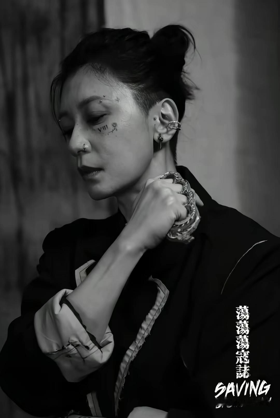 我不说，谁能知道这是贾静雯
论颠覆这块
演技派中年女演员还是有点东西[偷笑]
电
