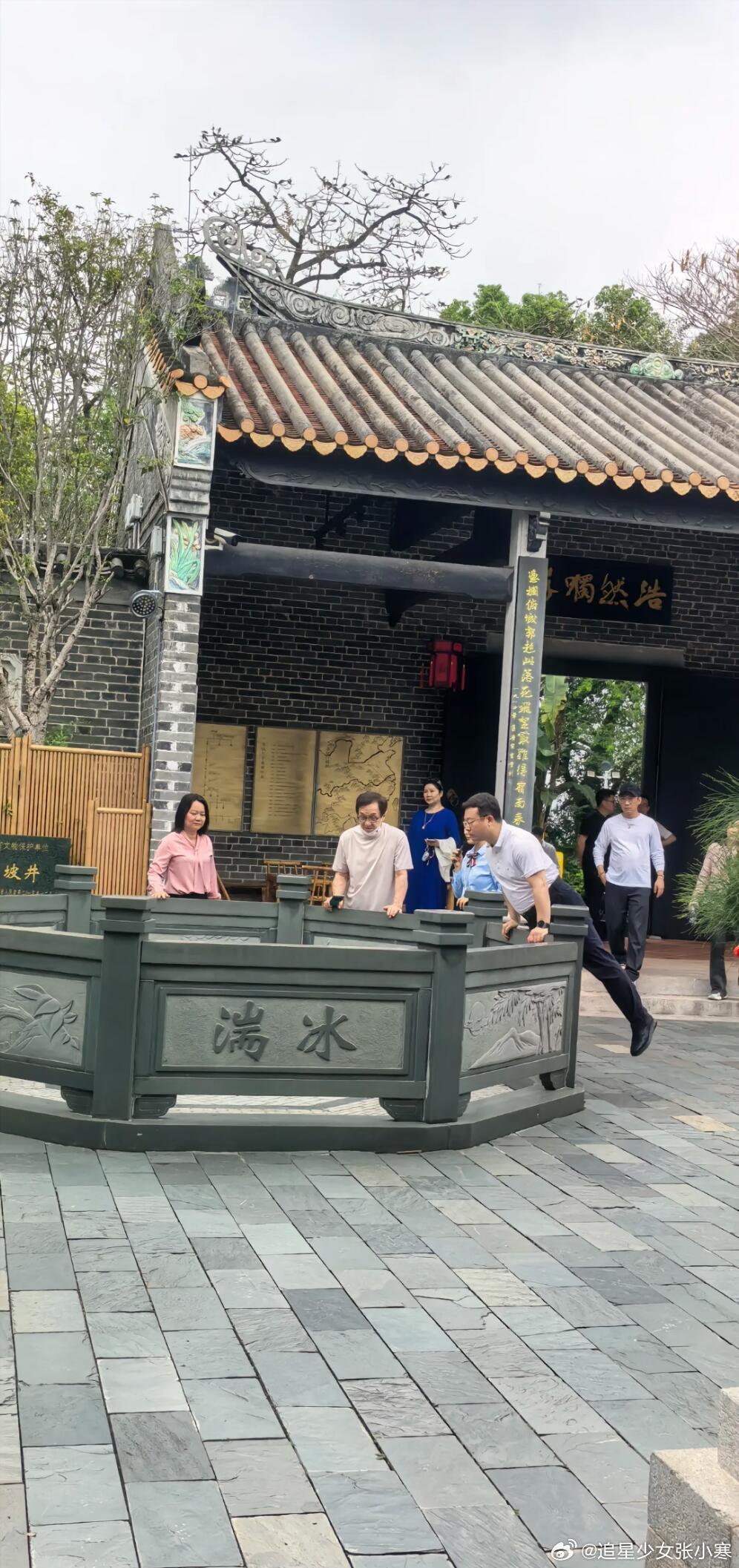 惠州偶遇成龙和儿子网友在惠州偶遇成龙和儿子，有种父爱如山的感觉。成龙和儿子久违同