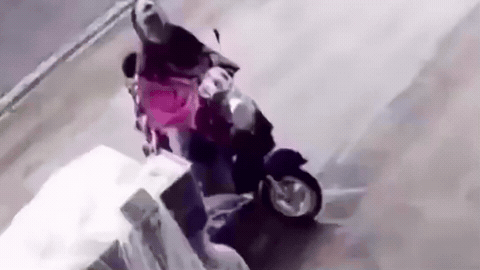 水果店老板看到监控，爆笑了二十分钟后才去报的警！