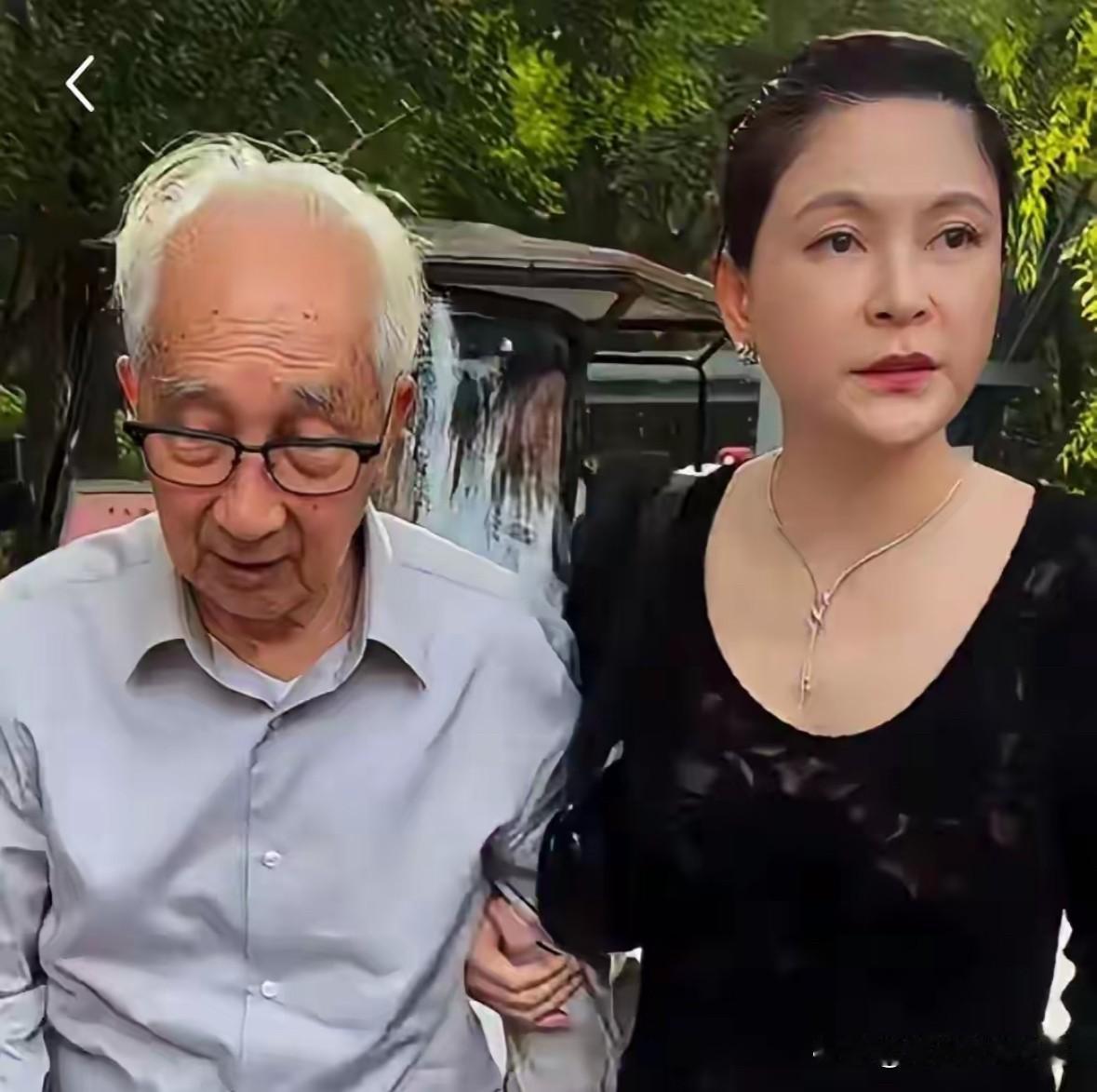 老夫少妻，45岁的年龄差都挡不住的爱情。
中央美术学院前院长靳尚谊，今年已经91