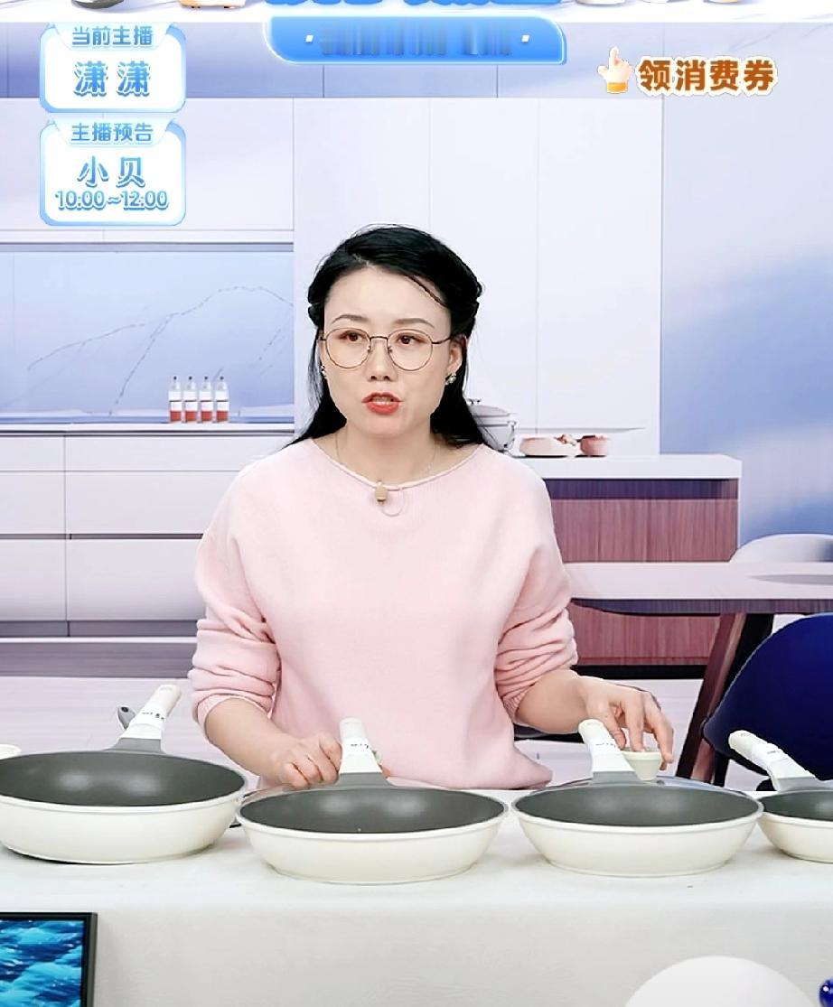 原来潇潇也有偷懒的时候，潇潇在讲一款陶瓷不粘锅时，有朋友问，这个锅底容易粘上东西