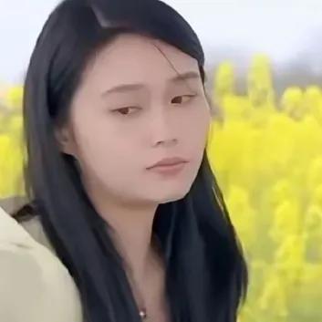 王子文不装了。

她妹妹也不装了。

感觉两姐妹就差在节目里明着撕破脸了。

王