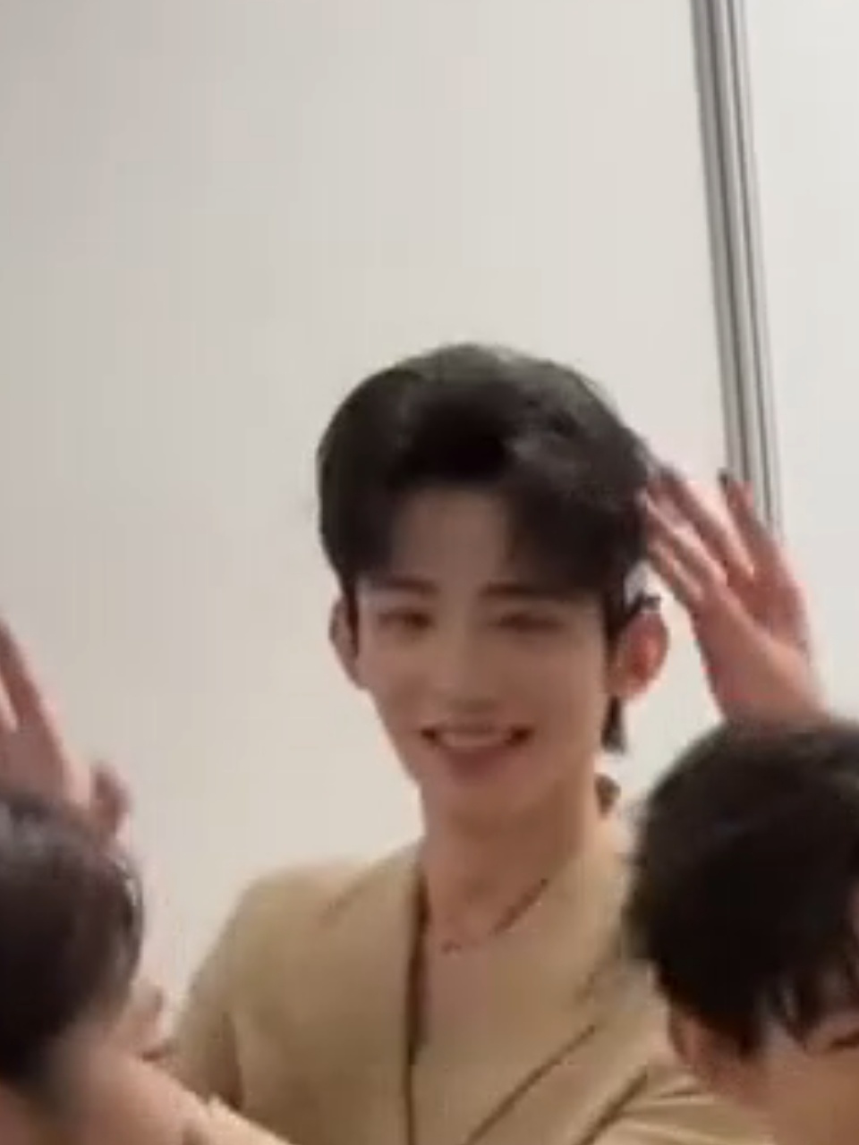 我笑吐了，就算快糊成像素小人都能看到这小猪龇着牙傻乐 