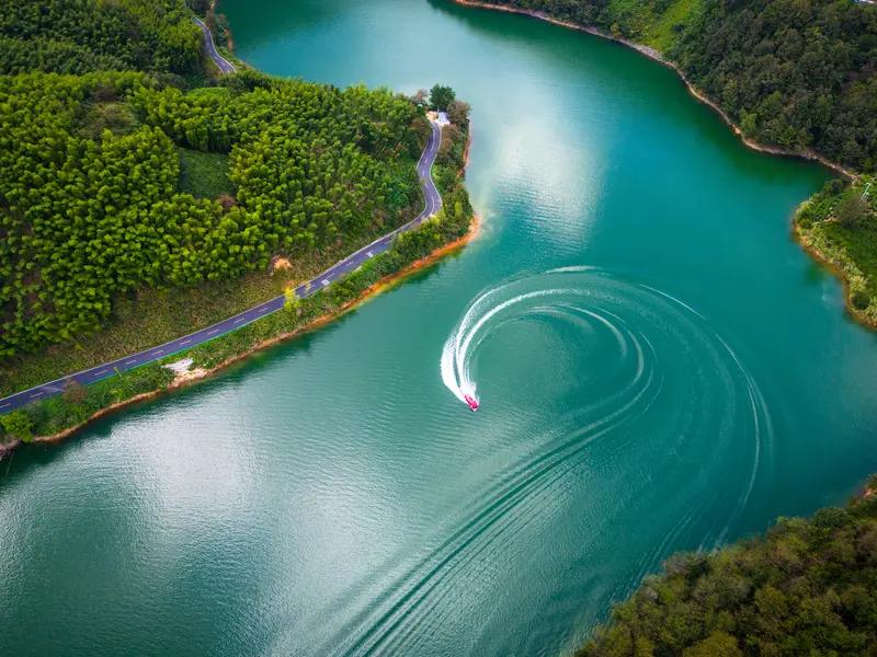 AI妙生图青山绿水迎春来。