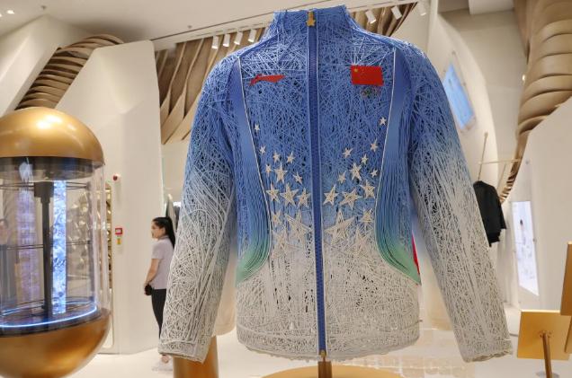 名古屋亚运会领奖服上汉字“中国”咋不见了！咱们金牌拿到手软，战袍却只剩CHINA