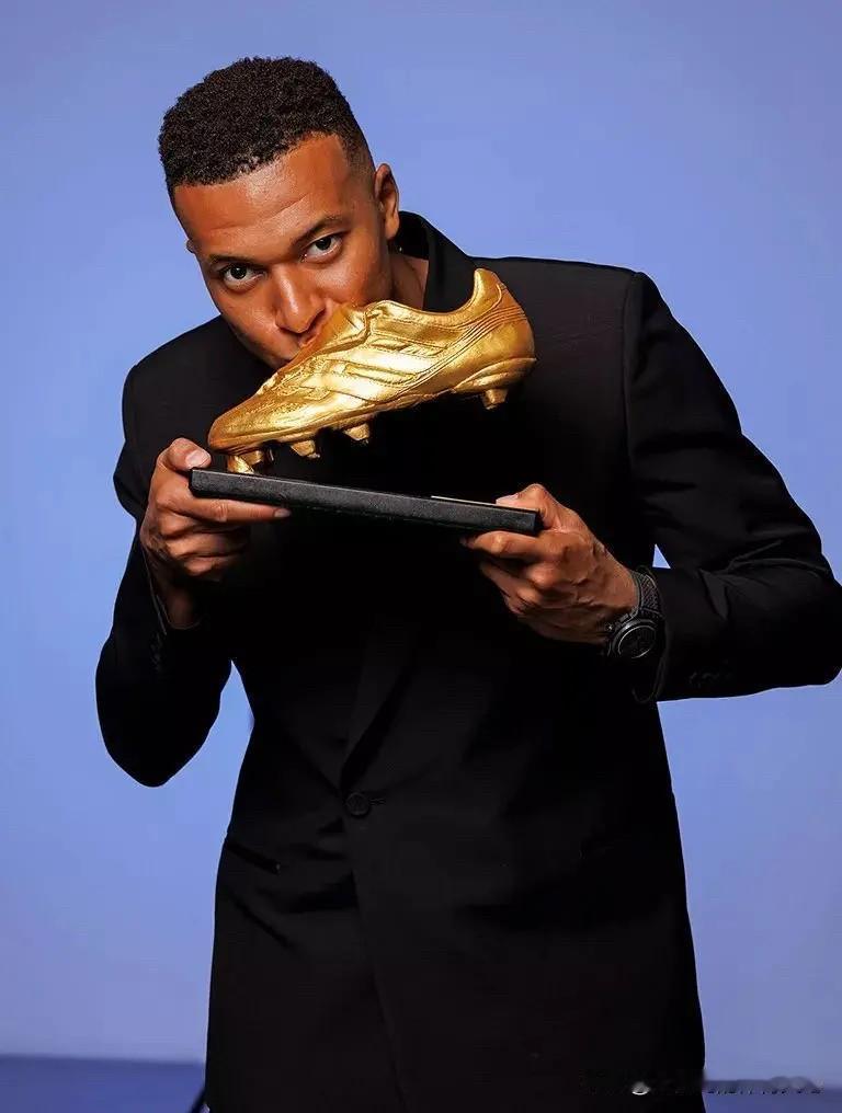 ，长江后浪推前浪，该轮到他了……c罗拿过的奖项迟早也有他的一份，在皇马的表现也很