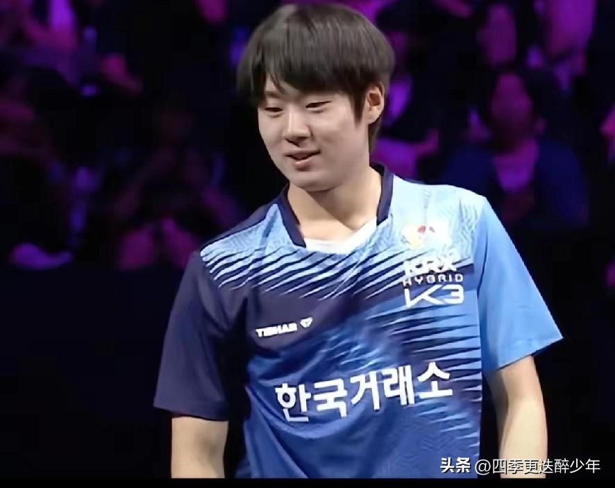 中国WTT大满贯赛事，男单1/16决赛，吴晙诚VS滨田一辉。
第一局吴晙诚2：2