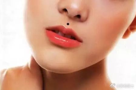 人中正中央有痣先贤记载，人中部位可以看生育子女的状况和子女的成就，如果有一颗美痣