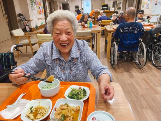 一位香港96岁的长寿老人说：“人活着，只要吃一点点食物就够了，你所谓的正常吃饭，