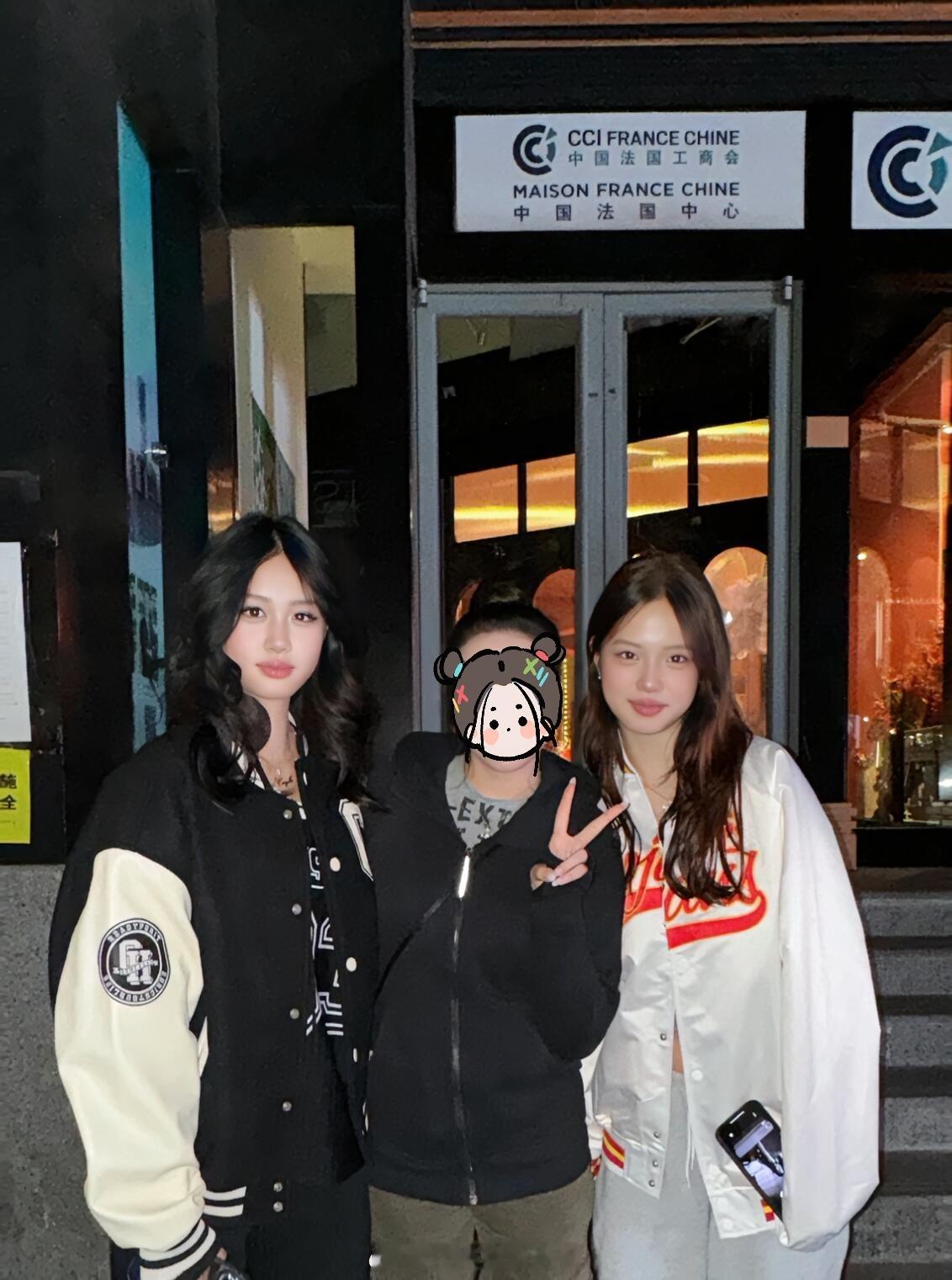 #网友偶遇钟丽缇两个女儿##钟丽缇两个女儿近照#钟丽缇女儿都这么大了，好会生 ​