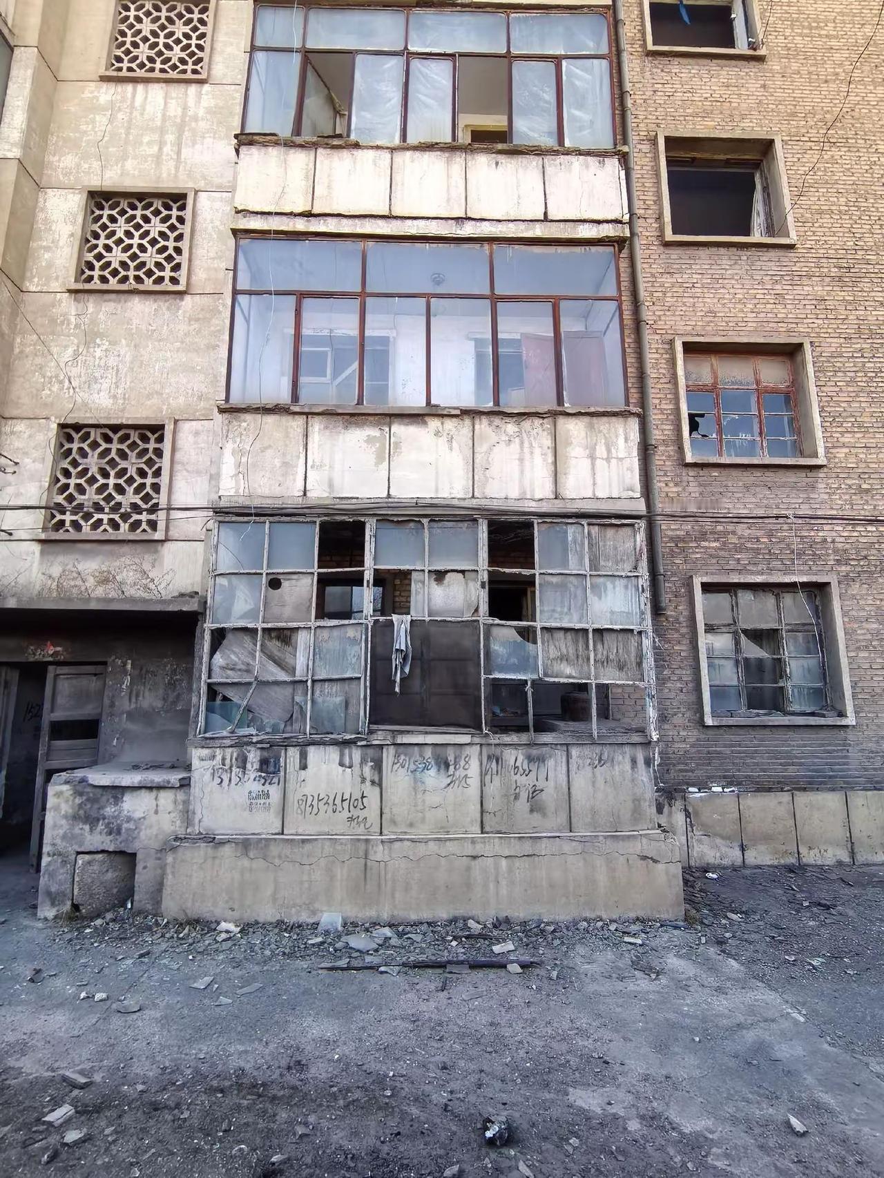 走进红旗水泥厂家属院，昔日热闹的家属楼如今变成了这个样子，大多空寂无人。楼体骨架