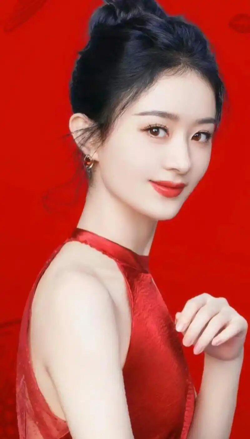 优雅红衣美人，惊艳一瞥！