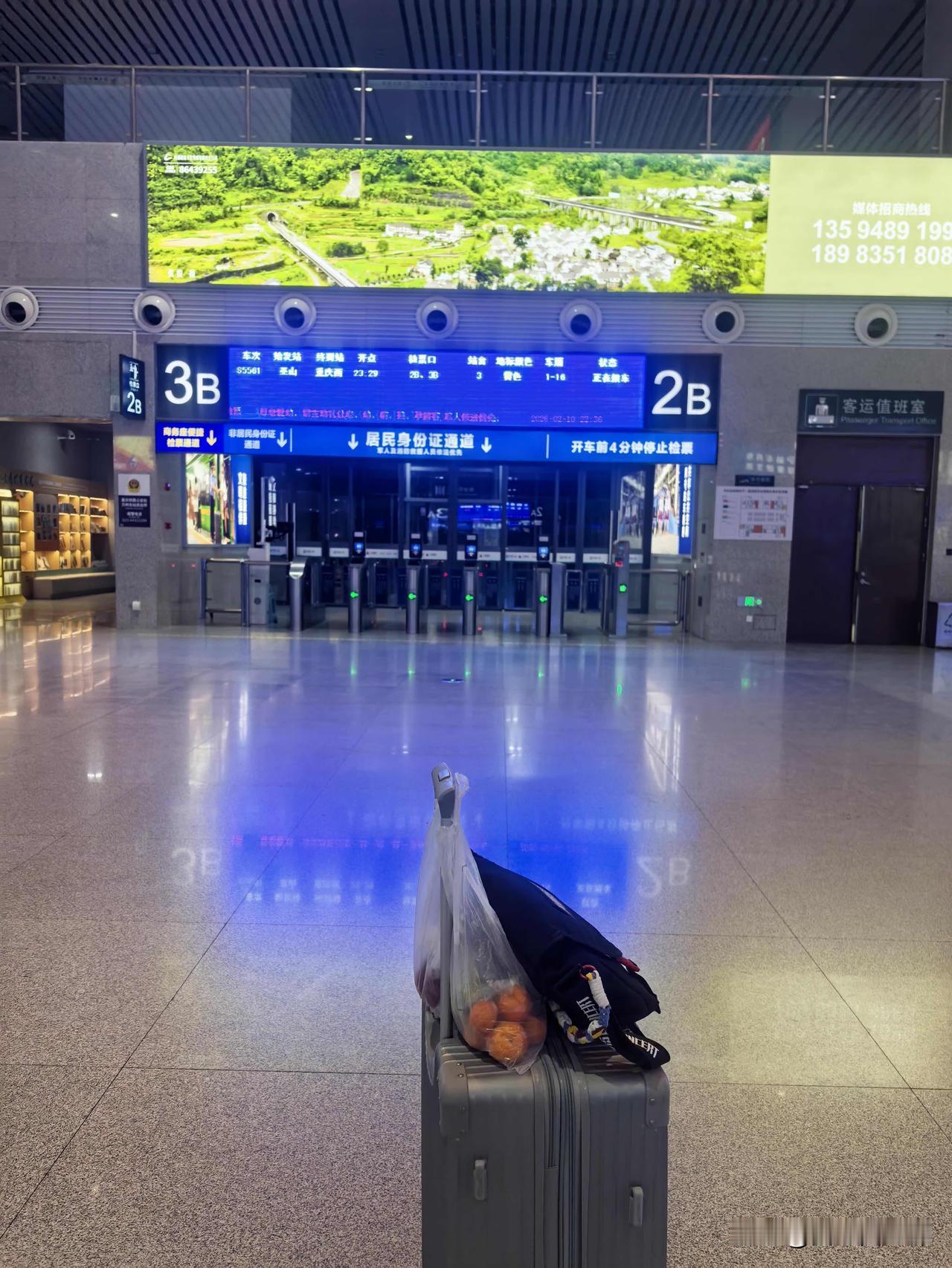 刚满26的我开开心心休了十几天的年假 想着回家陪陪家人  结果因为催婚被赶出门了