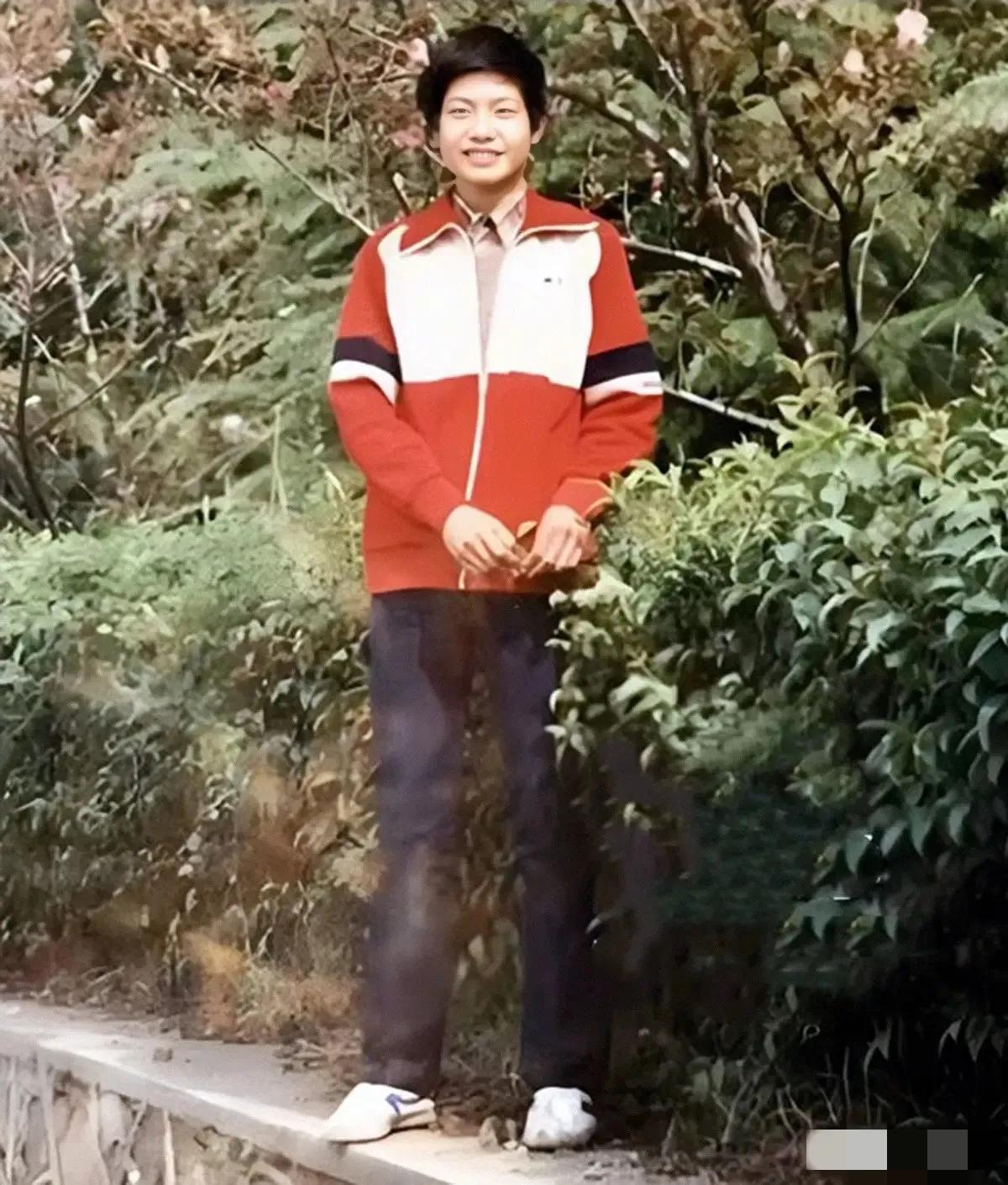 1988年，雷军在大学期间，一张罕见的留影，照片中的他穿着牛仔裤，上身穿着校服，