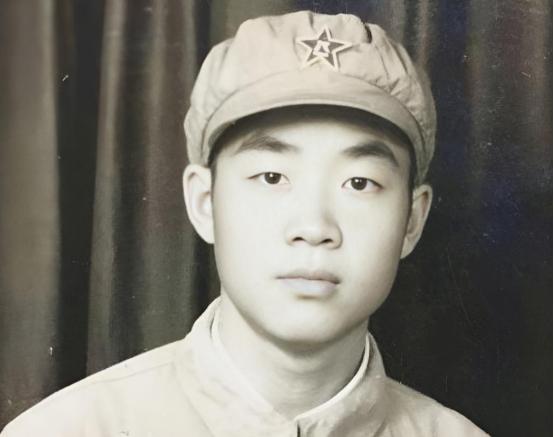 1951年，15岁新兵张典文擦大炮，埋头看瞄准镜，谁料突然瞅见，敌人阵地上出现一