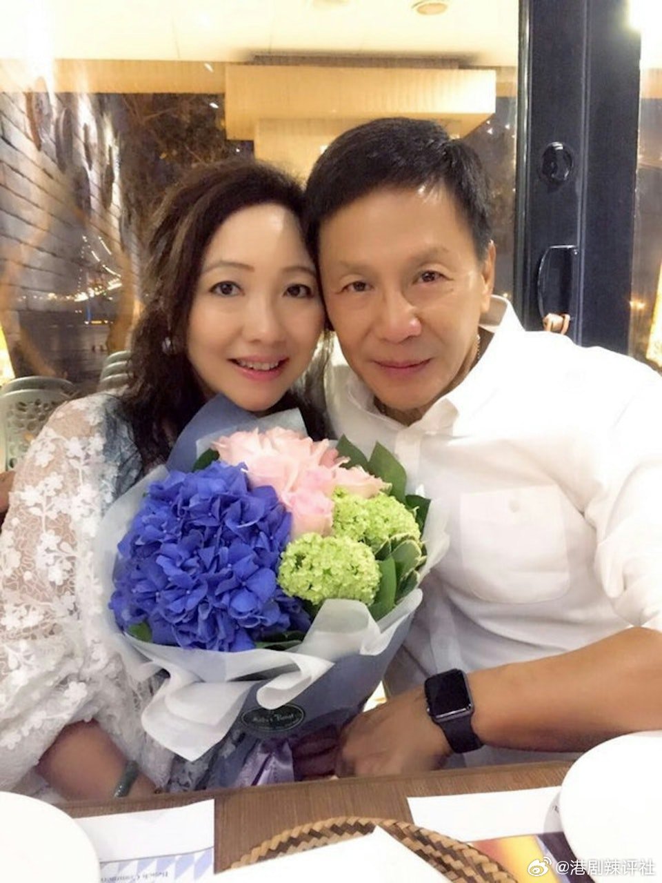 煒烈與太太的這段情，走過了抗癌與無數次化療的艱辛。在生命倒數的日子裡，兩夫妻坐在