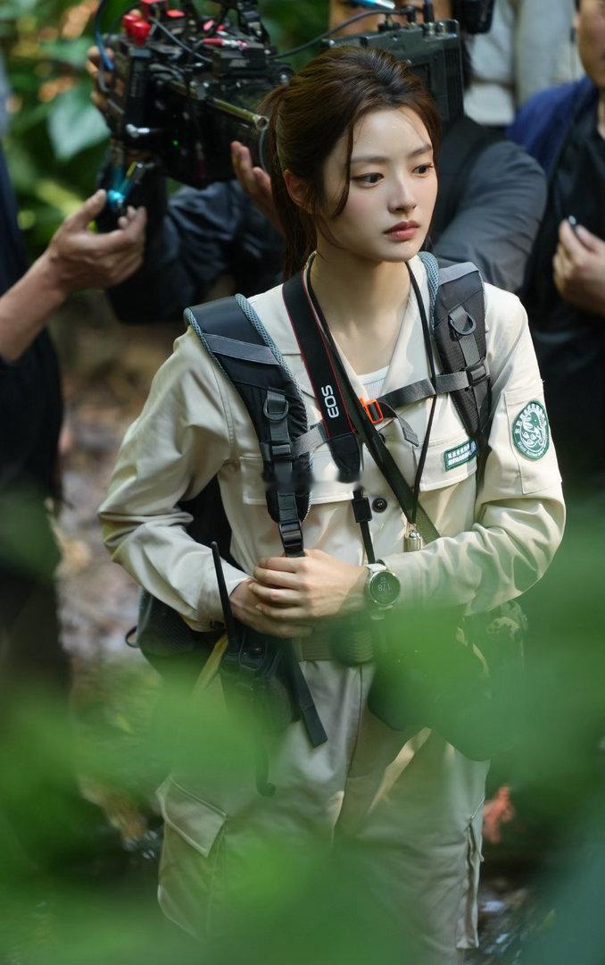 徐若晗温夏下次见徐若晗现偶女主暂别温柔的温夏，徐若晗凭借绝佳氛围感站稳现偶赛道，