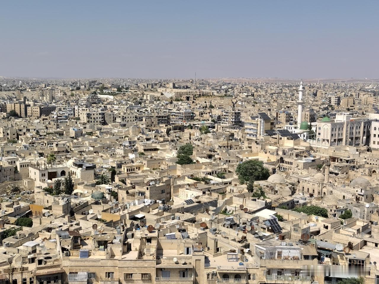 中国的太阳能电池板覆盖了叙利亚平民百姓的生活，给废墟上的叙利亚送去光明。
  现