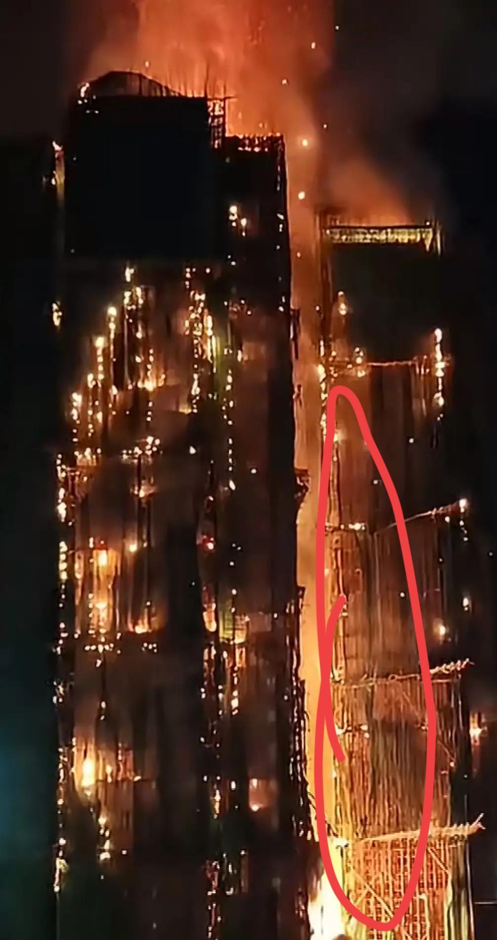 谁能想到，号称发达都市的香港，高层维修还在用一烧就爆的竹脚手架？宏福苑这场五级大