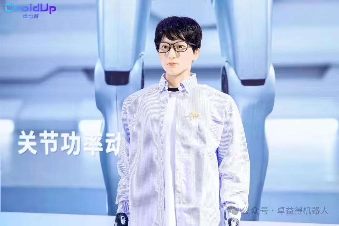 【全国首个机器人博士，上理研发机器人被上戏录取】7 月 28 日消息，7 月 2