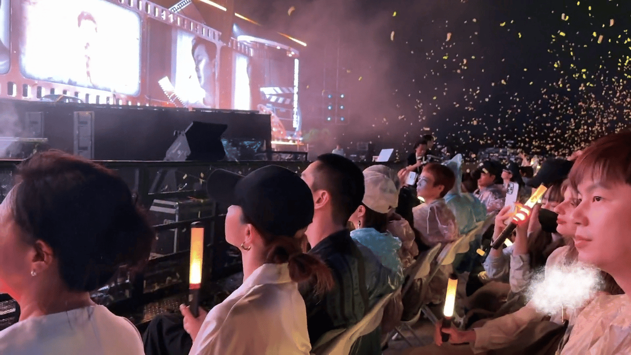 戚薇李承铉去看了韩庚演唱会看到戚薇他们一起去看韩庚演唱会，那种朋友间的热情互动真