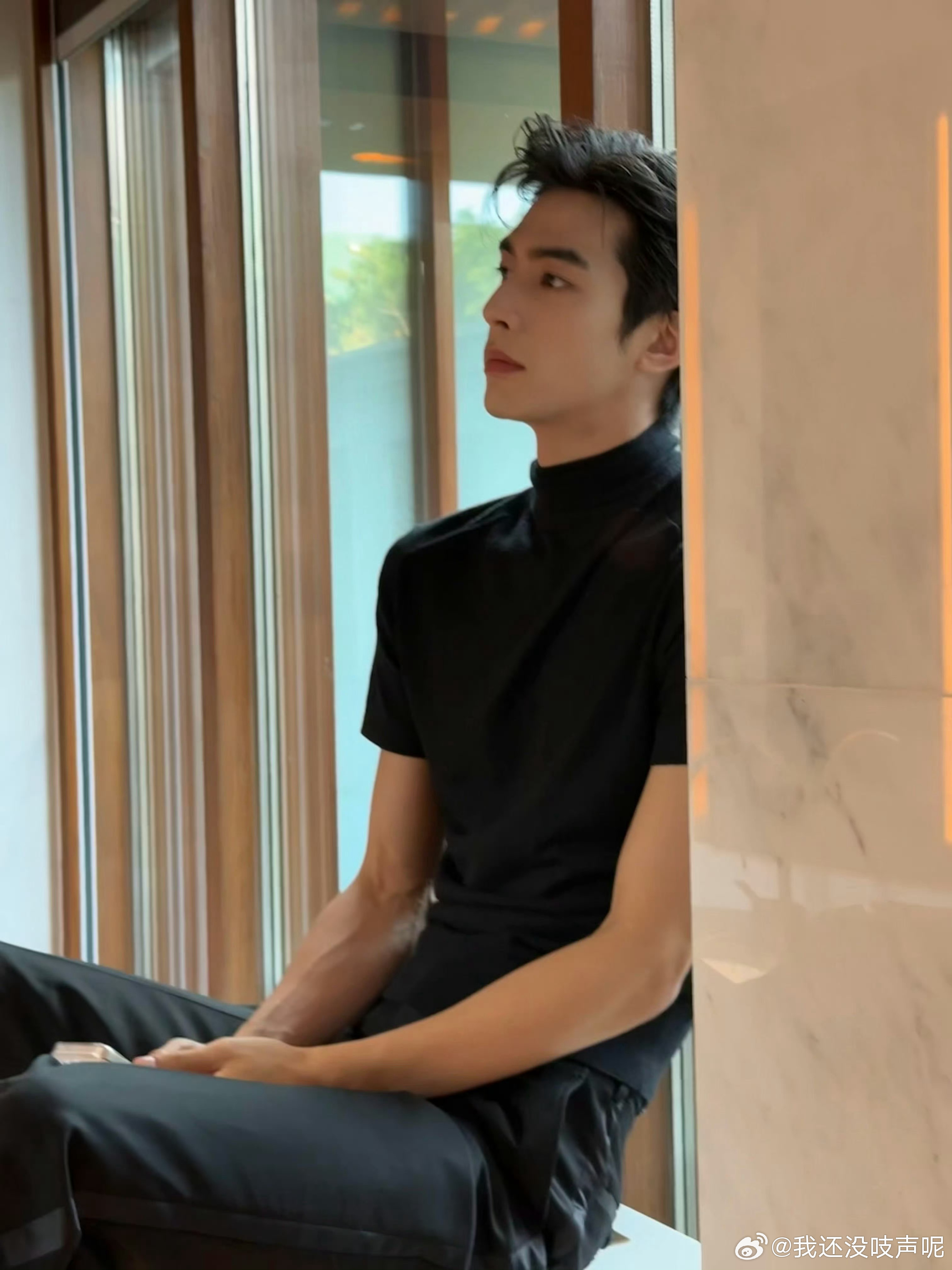 此男好像有点锻炼痕迹在的（？） 