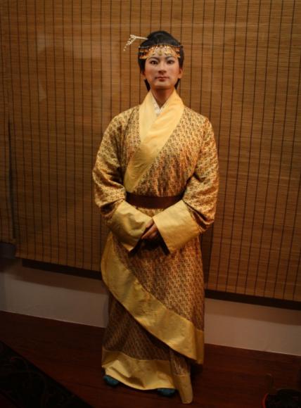 千年女尸辛追：生前极奢靡，出土后曾被解剖。1972年长沙的浏阳河畔旁，居民间纷纷